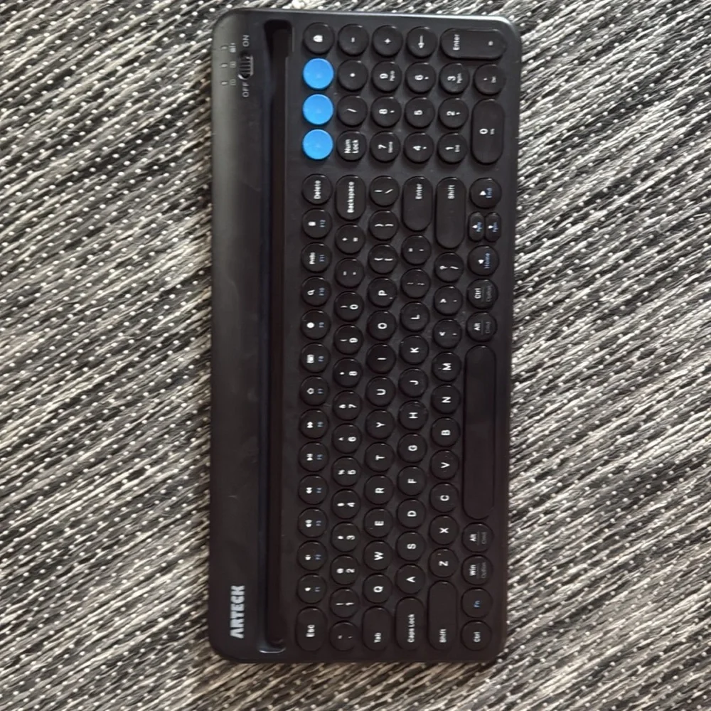 Arteck Wireless Bluetooth Keyboard with Blue Accents